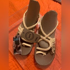 Plaka Women's Sandals - Tan